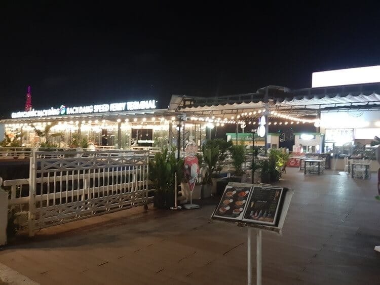 川沿いのカフェ