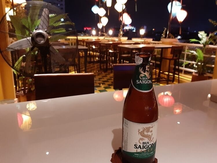 ホテル屋上のバー