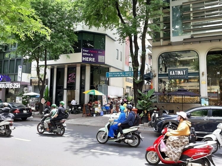 動物園近くの道路