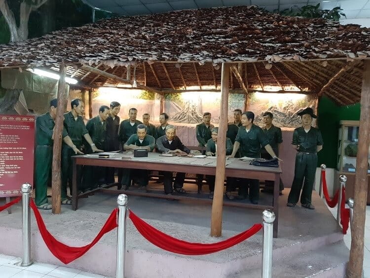 ホーチミンと部下の模型