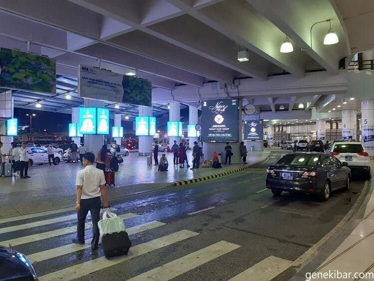 ハノイの空港前の道路
