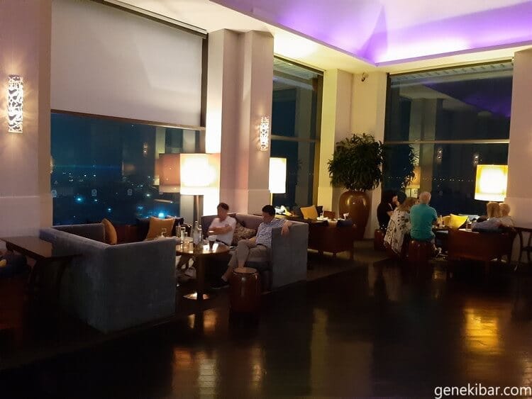 サミットバーの座席