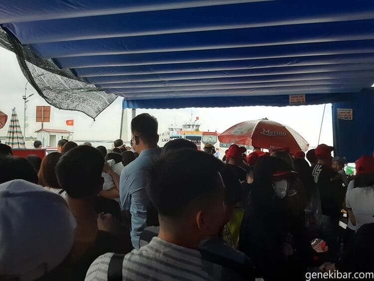 カットバ島行きのフェリー乗り場