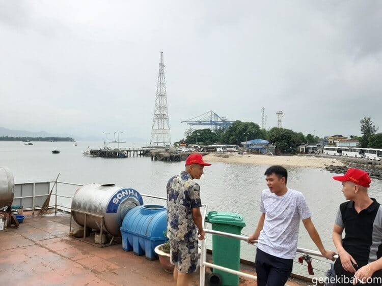 フェリーに立っている人