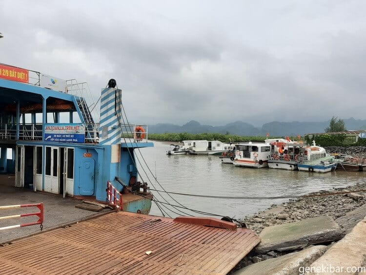 カットバ島に着いたフェリー