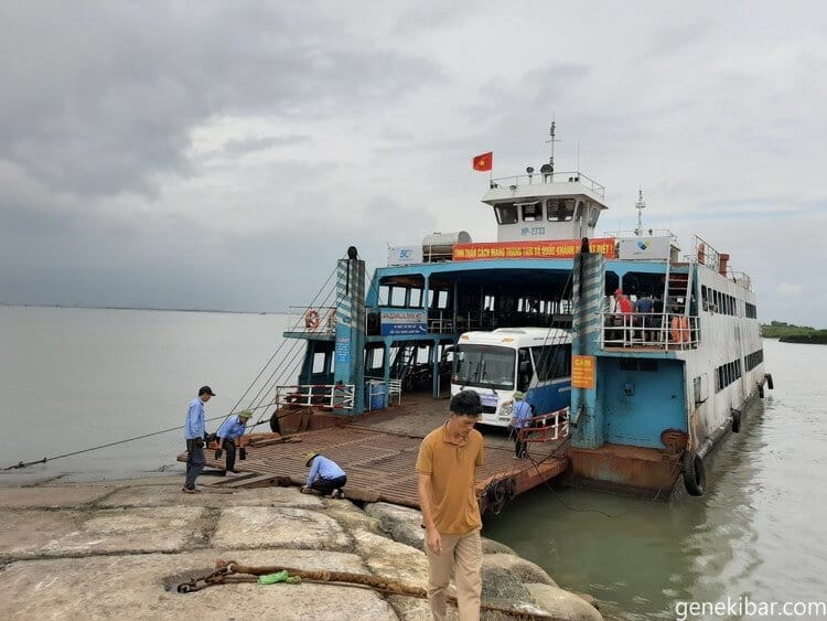 フェリーを降りる車