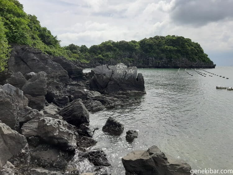 カットバと書かれた岩