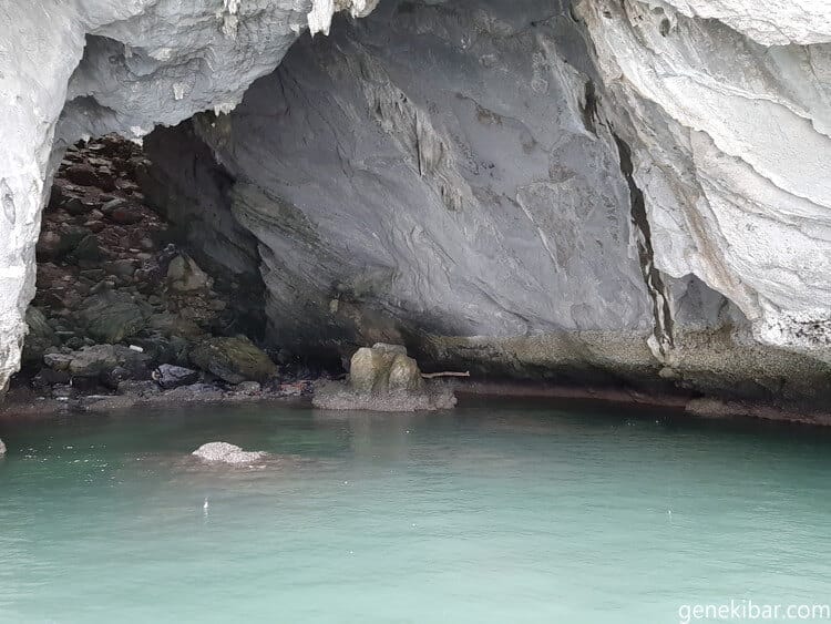 ハロン湾の洞窟