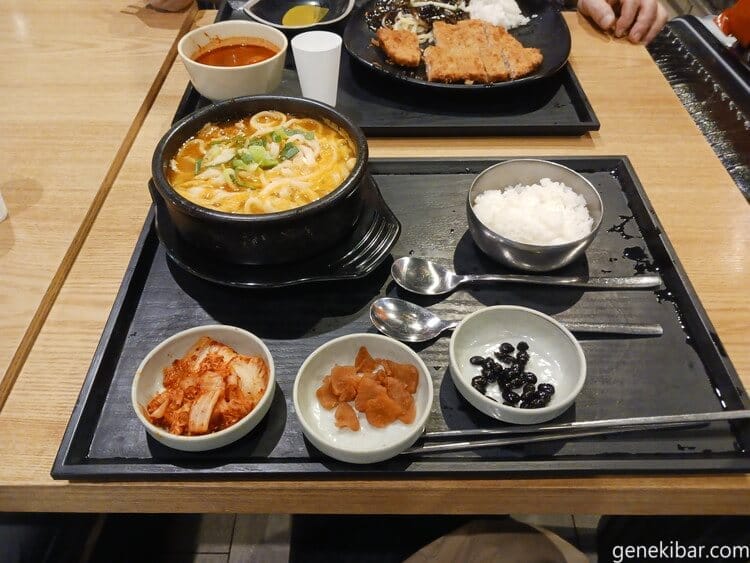 韓国の空港での食事