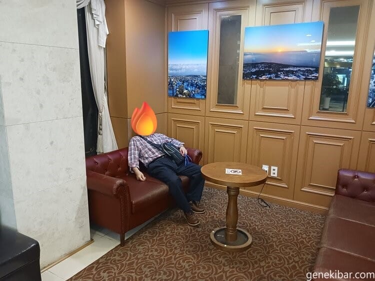 ロビーでくつろぐ父