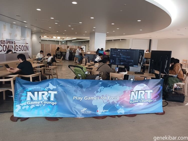 成田空港第三ターミナルのゲームコーナーで遊ぶ人