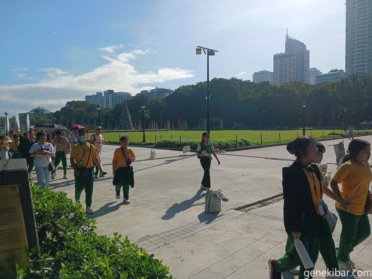 リサールパークを散策する学生