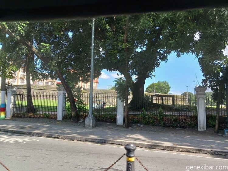 イントラムロス近くの道路