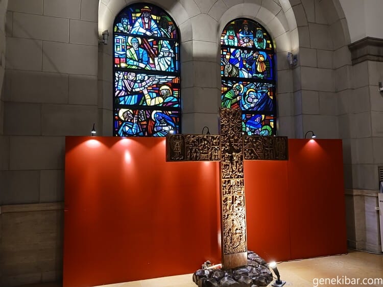 マニラ大聖堂のステンドグラスと十字架