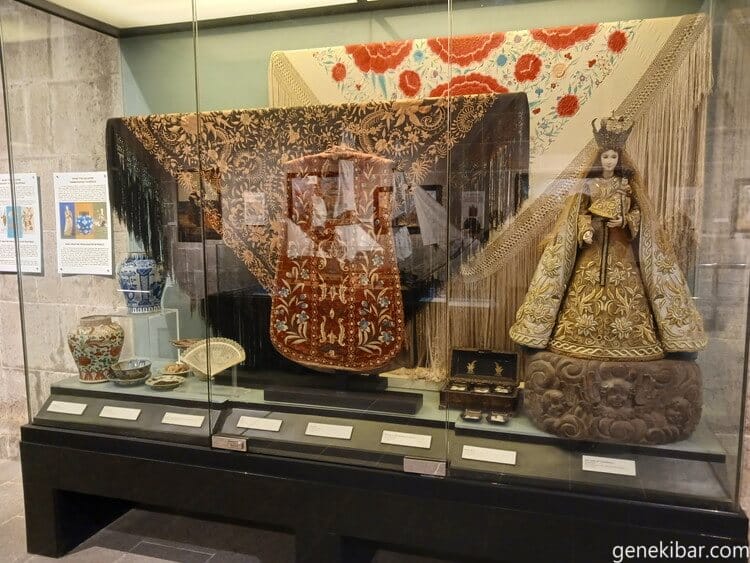 博物館の人形などの展示品