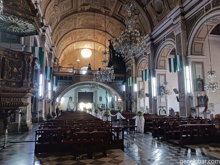 奥から見たサンアグスティン教会の内部