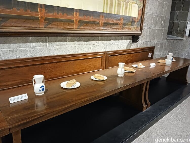 飲み物とパンの展示