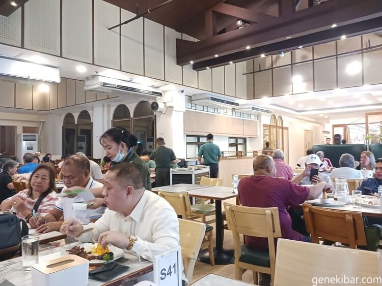 レストランのお客さん