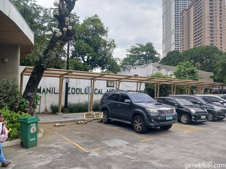 マニラ動物園の駐車場