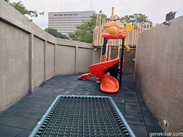 プレイグラウンドの遊具