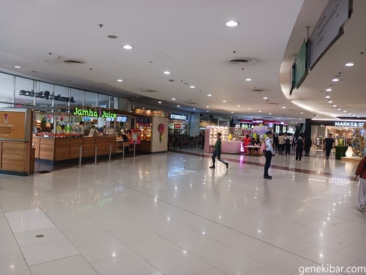 ロビンソンズ・プレイス・マニラのモール内