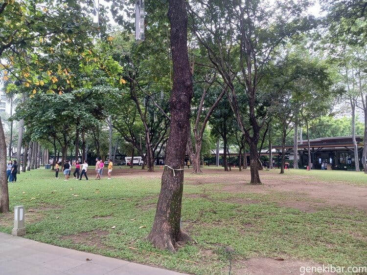 ダンスの練習をする若者