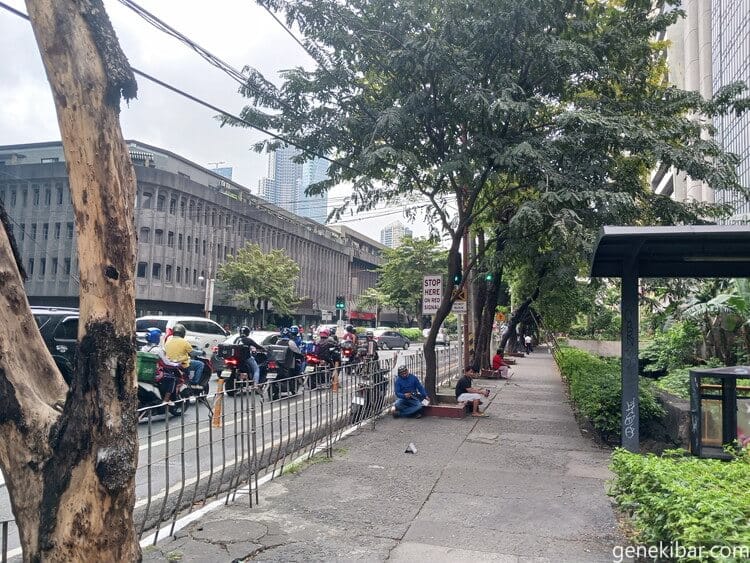 物乞いの人がいる大通り