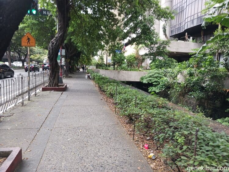 物乞いの人がいる通り