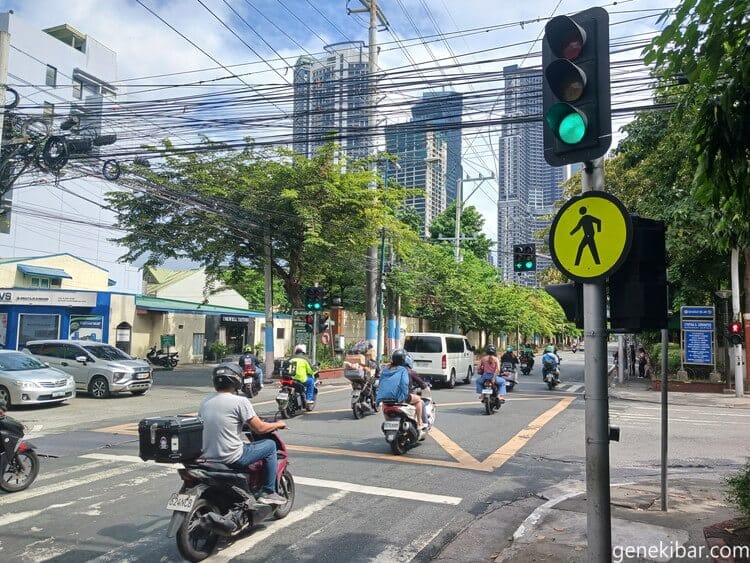 マニラ墓地前の大通り