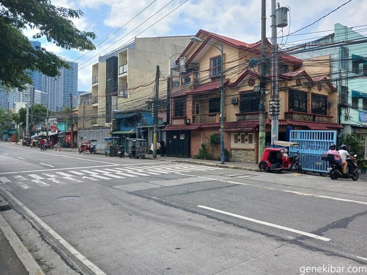 マカティの高層ビルと民家