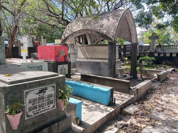 マニラ墓地の墓