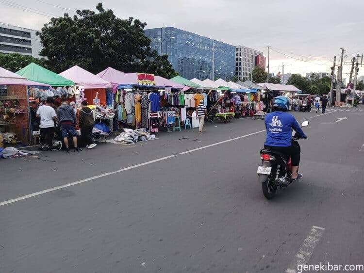バクラランマーケットの南側