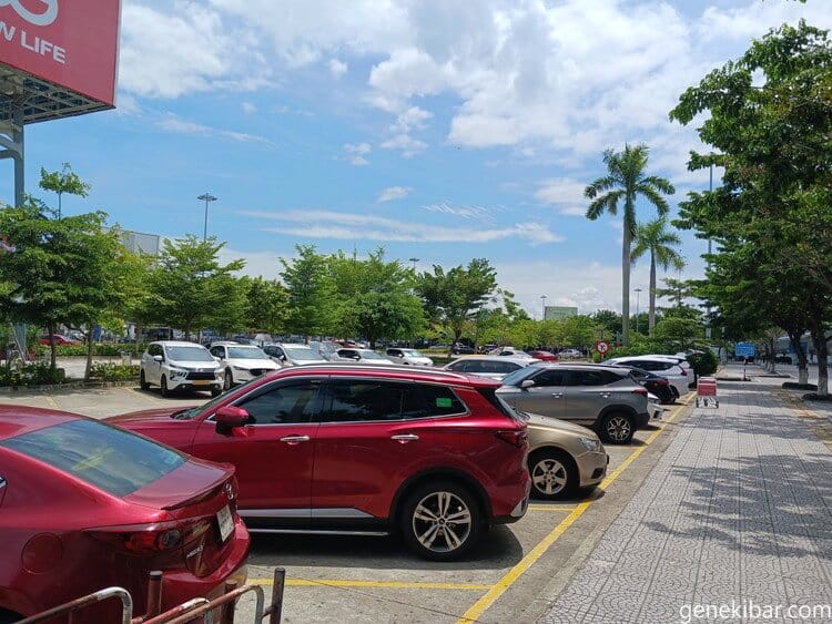 ダナンの空港近くの駐車場