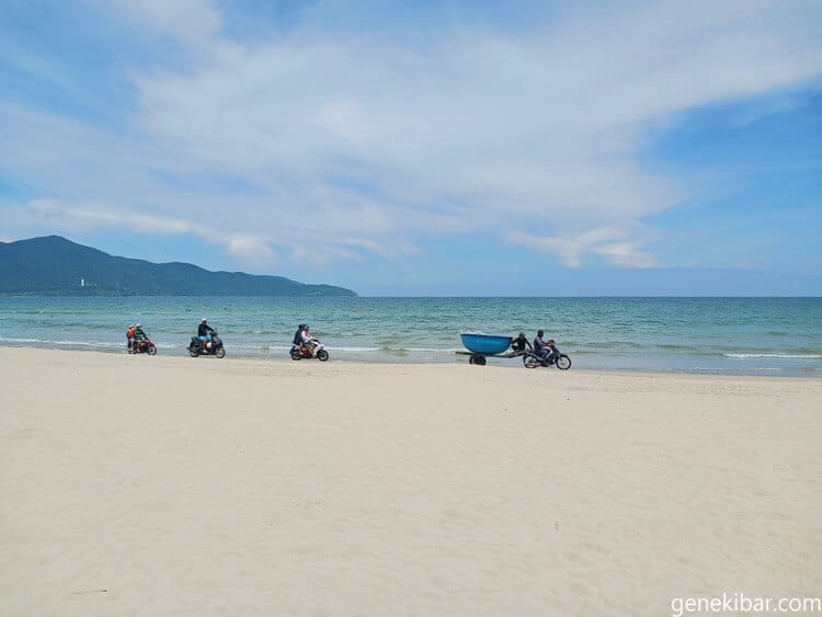 ミーケービーチとバイク