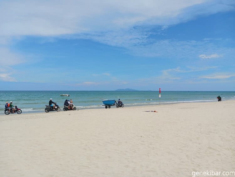 ミーケービーチとバイク