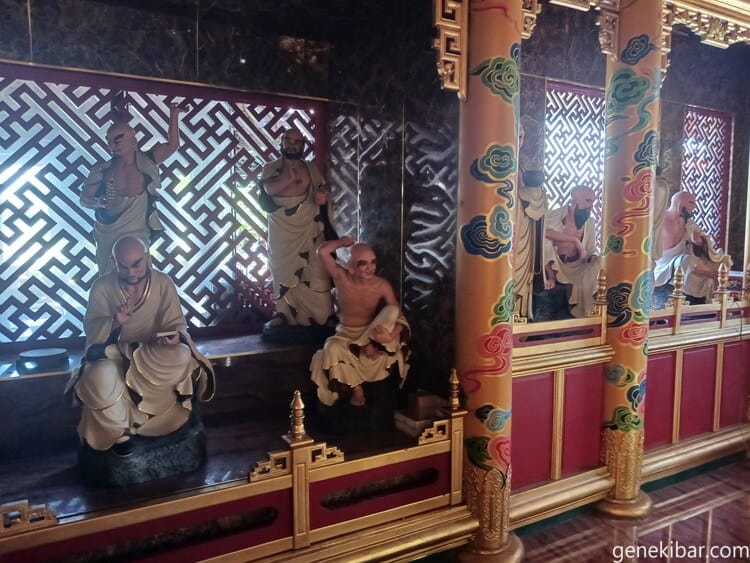 アンロン寺の僧侶像