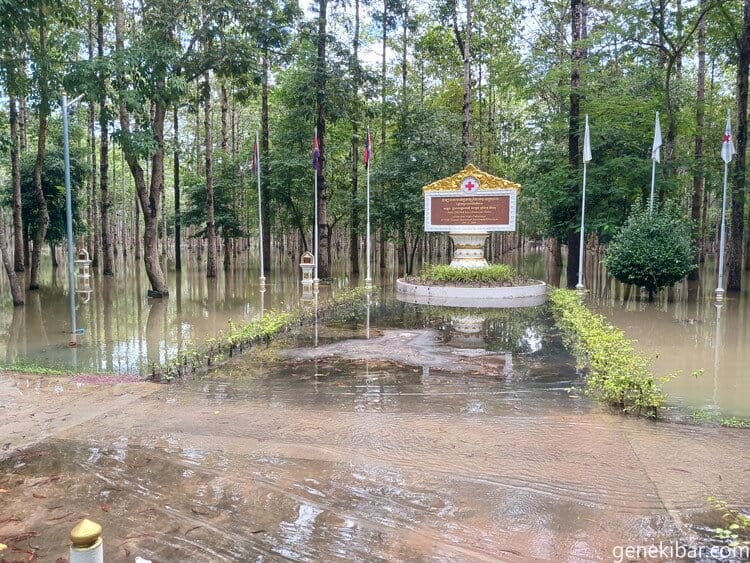 アンコールワットへ続く道
