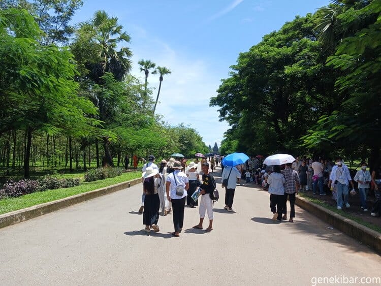 アンコールワットにつづく道