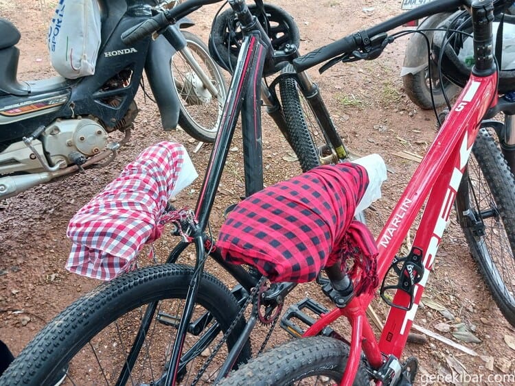 自転車のサドルにつけた即席のクッション
