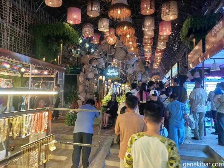 フードコートの店内