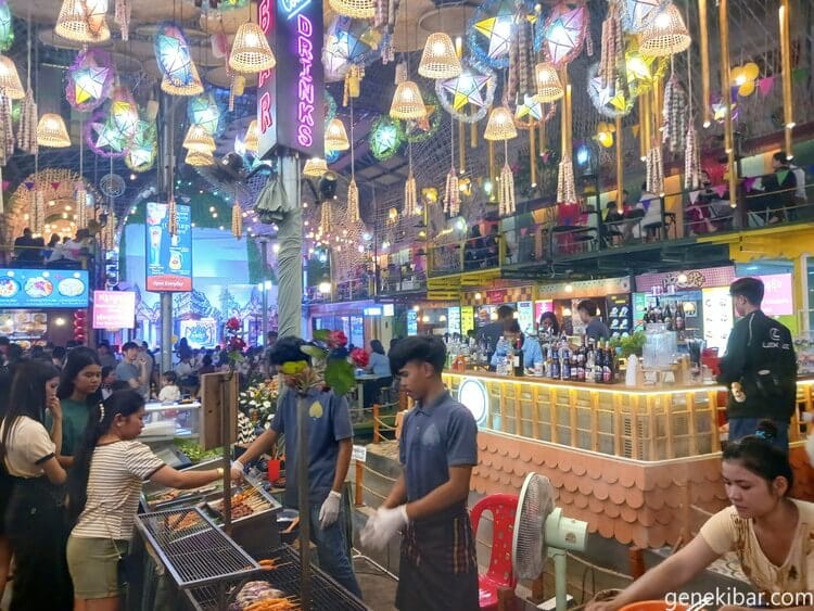 フードコート店内