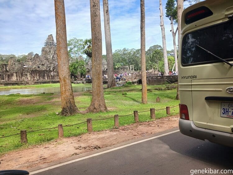 トゥクトゥクから見たバイヨン寺院