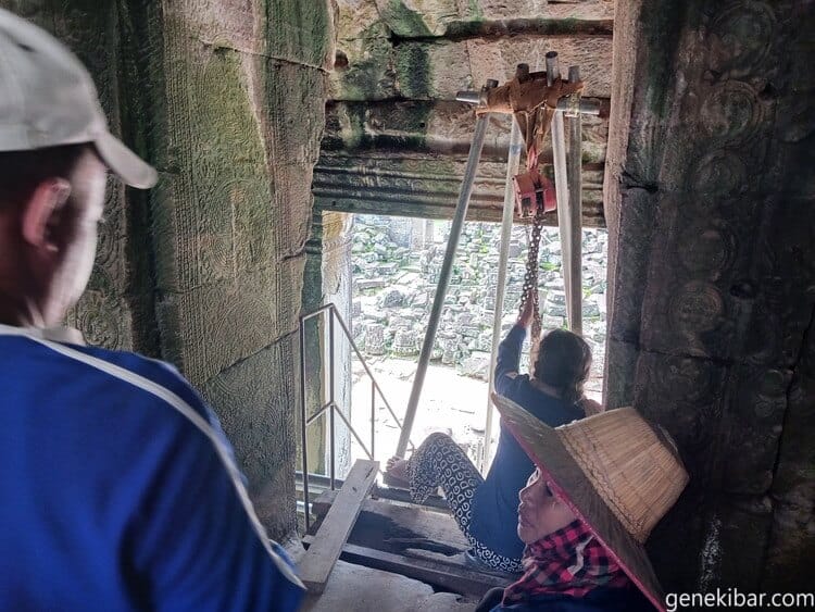バイヨン寺院で修復作業をする人
