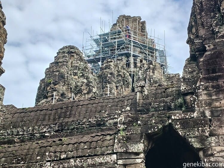 修復作業中のバイヨン寺院