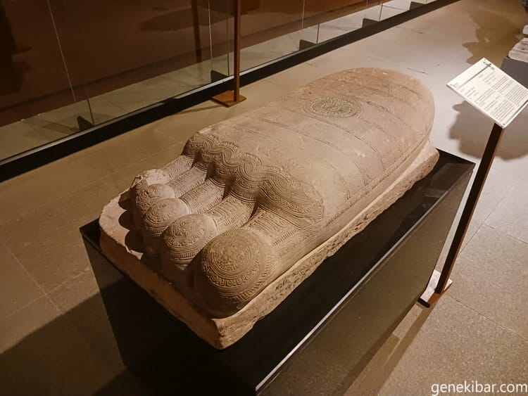 足の彫刻