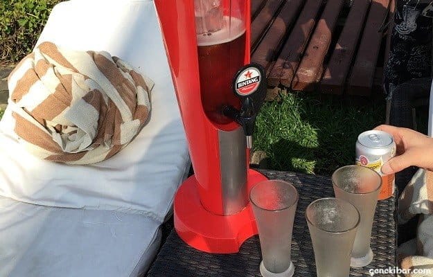 インターコンチネンタルバリリゾートのプールサイドとビールサーバー