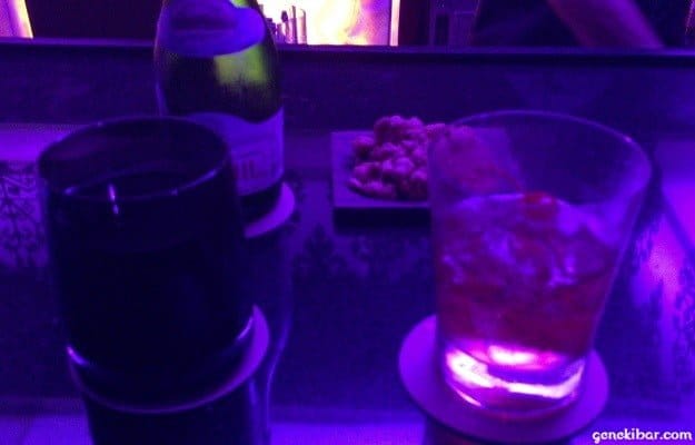 サンセットビーチバー＆グリルで注文したカクテルと水