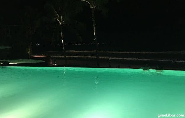 インフィニティプール奥に広がるビーチ