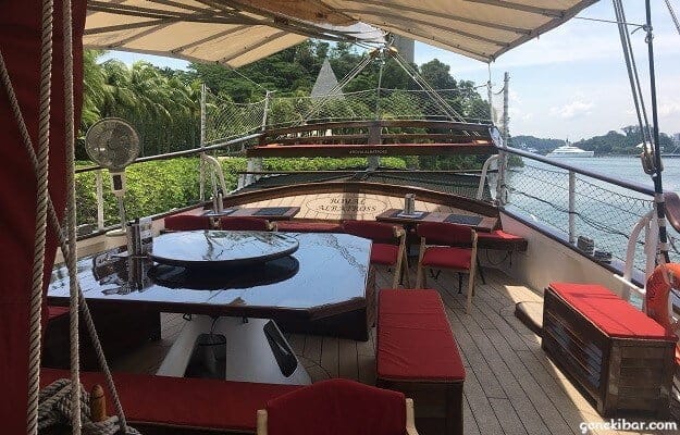 ロイヤルアルバトロス2階のテーブル席