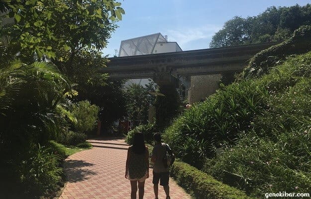 セントーサ島のビーチへ向かう通路